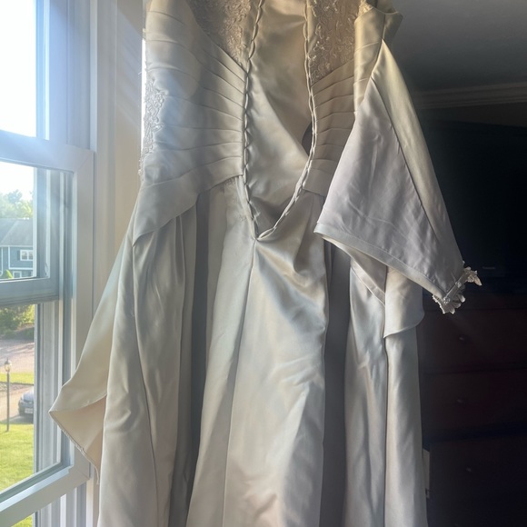 Ivory wedding dress. - Picture 4 of 8